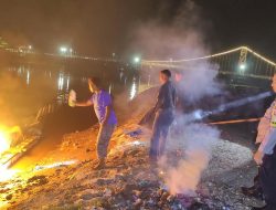 Respon Layanan 110, Polsek Kuantan Tengah Musnahkan 1 Rakit PETI di Jembatan Gantung Seberang Taluk