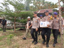 Arungi Sungai Kampar, Kapolres Pelalawan Sambangi Warga Kuala Terusan Seberang