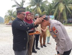 Penuh Makna, Kapolres Pelalawan Dipakaikan Tanjak oleh Datuk Engku Raja Lela Putra