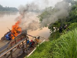 Polres Kuansing Sisir Sungai Batang Kuantan, Tiga Rakit PETI Dimusnahkan