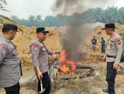 Berantas PETI, Polsek Benai Musnahkan 9 Rakit Stingkay di Sungai Langsat