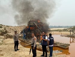 Respon Info Medsos, Polsek Singingi Hilir Musnahkan Rakit PETI di Pulau Jambu