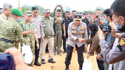 Kolaborasi Lintas Sektor, Komjen Herry Heryawan dan Pangdam XIX Tanam Sejuta Pohon Wujudkan Riau Asri