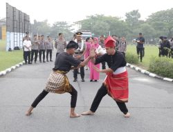 Disambut Adat Melayu, Kapolda Riau Irjen Arman Achdiat Jalani Tradisi Tepuk Tepung Tawar