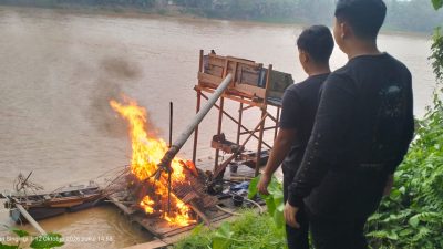 Cek Informasi PETI, Polsek Pangean Temukan Rakit di Sungai Kuantan Desa Padang Tanggung