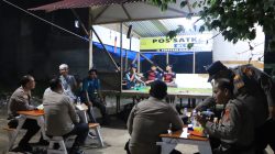 Hangatnya Malam di Cempedak Rahuk, Wakapolres Rohil Duduk Bareng Warga Hidupkan Kembali Poskamling