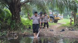 Sambut HUT ke-75 Humas Polri, Polres Dumai Salurkan Sembako di Sungai Sembilan