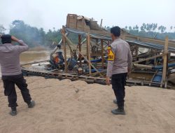 Respon Cepat Layanan 110, Polsek Cerenti Musnahkan 3 Rakit PETI di Pulau Busuk Inuman