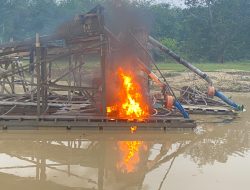 Tindak Lanjuti Laporan 110, Polsek Kuantan Hilir Musnahkan 3 Rakit PETI di Pulau Beralo