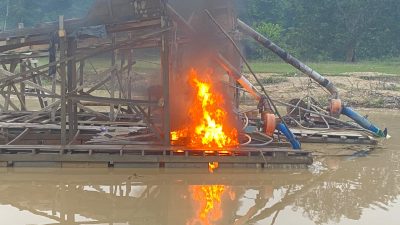 Tindak Lanjuti Laporan 110, Polsek Kuantan Hilir Musnahkan 3 Rakit PETI di Pulau Beralo