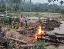 11 Unit Rakit PETI di Kampung Baru Sentajo Dimusnahkan Polsek Kuantan Tengah
