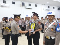 Kapolres Pelalawan Beri Penghargaan Personel Berprestasi dan PTDH Anggota Kasus Narkoba