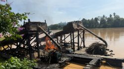 Dua Rakit PETI di Desa Pulau Busuk Dimusnahkan Polsek Cerenti
