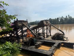 Dua Rakit PETI di Desa Pulau Busuk Dimusnahkan Polsek Cerenti